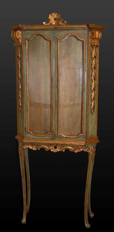 Italian, Rococo style, painted and parcel-gilded vitrine