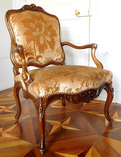 Set of five French, Louis XV period fauteuils à la reine