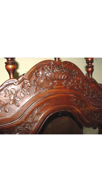 Louis XV style, Arlesian verrio (Proven&ccedil;al hanging curio cabinet)