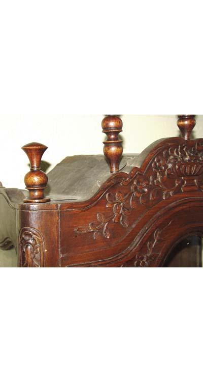 Louis XV style, Arlesian verrio (Proven&ccedil;al hanging curio cabinet)