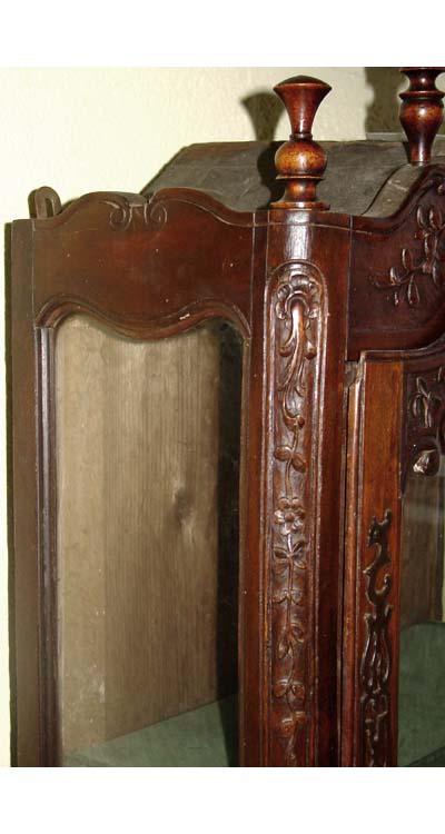 Louis XV style, Arlesian verrio (Proven&ccedil;al hanging curio cabinet)