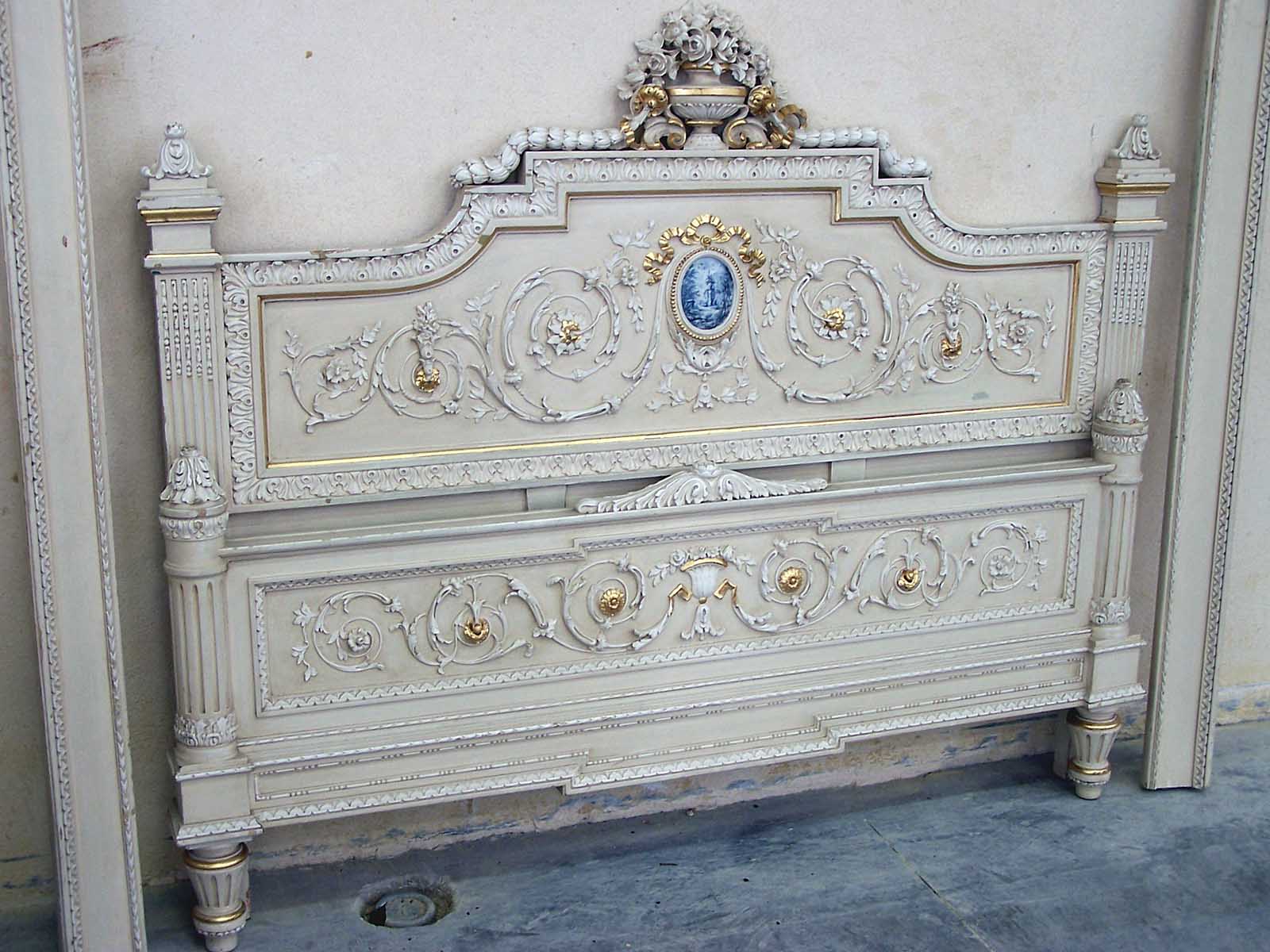 Italian, Neoclassical style, painted and parcel-gilded bed of large dimensions