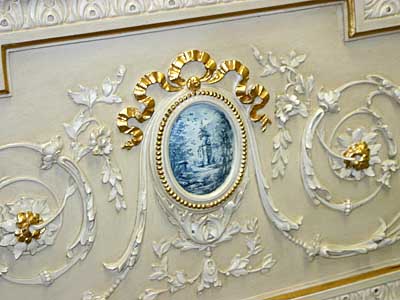Italian, Neoclassical style, painted and parcel-gilded bed of large dimensions