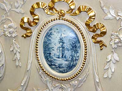 Italian, Neoclassical style, painted and parcel-gilded bed of large dimensions