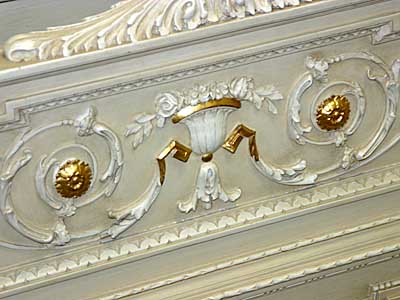 Italian, Neoclassical style, painted and parcel-gilded bed of large dimensions